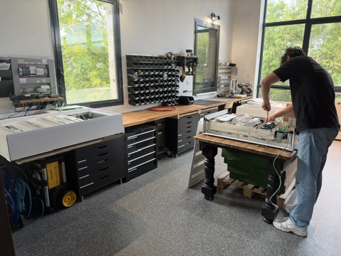 Montage et câblage d’un coffret GTB dans l’atelier ENERGID.